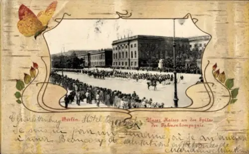 Passepartout Ak Berlin Charlottenburg, Kaiser Wilhelm II auf der Spitze der Fahnenkompagnie