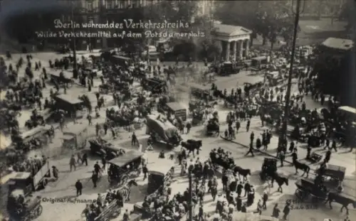 Foto Ak Berlin Tiergarten, Verkehrsstreik, wilde Verkehrsmittel auf dem Potsdamer Platz