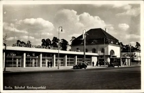 Ak Berlin Charlottenburg Westend, Bahnhof Reichssportfeld, Straßenseite