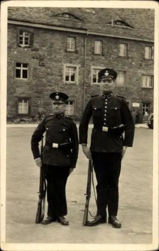 Foto Ak Zwei Polizisten mit Gewehren, Portrait