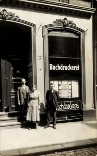 Foto Ak Buchdruckerei, Schaufenster