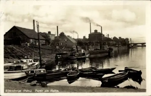 Ak Wittenberge in der Prignitz, Partie am Hafen, Boote