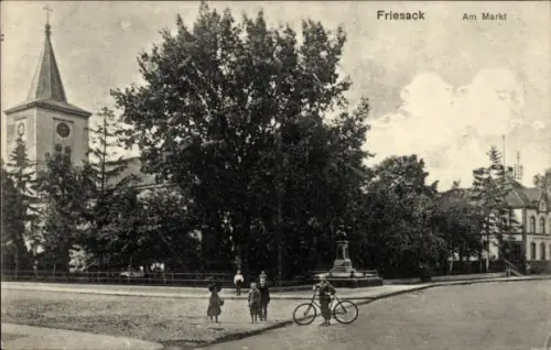 Ak Friesack in der Mark, am Markt, Kirche, Denkmal, Kinder, Fahrrad