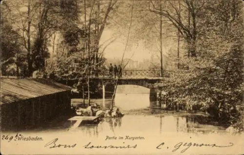 Ak Wiesbaden in Hessen, Brücke im Kurgarten, Wasser, Bäume, Personen auf der Brücke