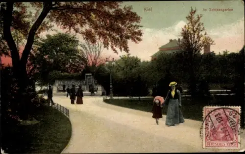 Ak Kiel,  Schlossgarten, Spaziergänger, Bäume,  aus dem Deutschen Reich
