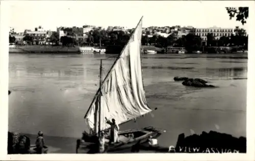 Ak Assouan Assuan Ägypten, Segelboot auf dem Nil, Stadtansicht von  Schwarz-Weiß-Foto