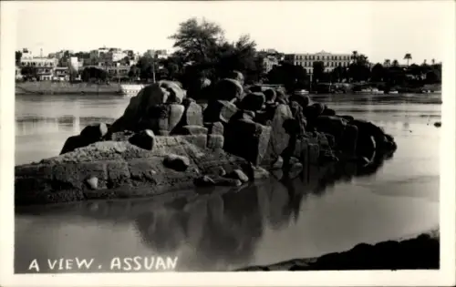 Ak Assouan Assuan Ägypten, Felsen im Wasser, Blick auf  Schwarz-Weiß-Fotografie