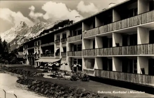 Ak Schruns in Vorarlberg,  Kurhotel i.Montafon, 1936, Berglandschaft, Terrasse mit Sonnenschirmen