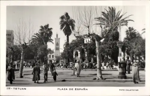 Ak Tetuan Tétouan Marokko, Plaza de España,  Menschen, Palmen, Schwarz-Weiß-Foto
