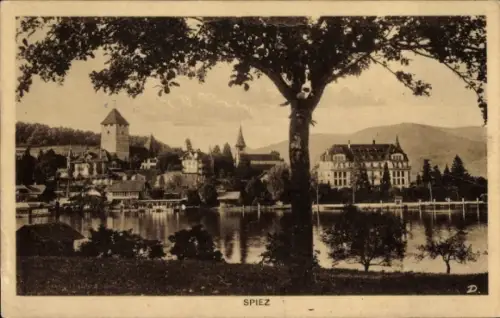 Ak Spiez am Thuner See Kanton Bern, Blick auf  See, Bäume, Gebäude, Berge im Hintergrund