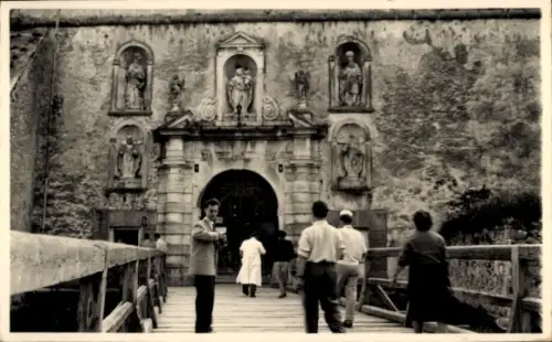 Ak Forchtenstein Burgenland Österreich, Männergruppe, Tor mit Statuen, Brücke,  Architektur
