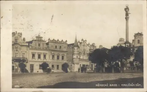 Ak Havlíčkův Brod Německý Brod Deutschbrod Region Hochland,  Havlíčkův dům,  Gebäude, Straßenansi