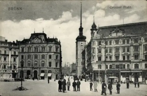 Ak Brno Brünn Südmähren, Grosser Platz,   Gebäude, Menschen auf dem Platz