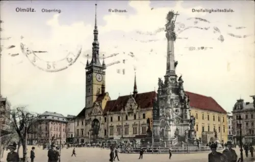 Ak Olomouc Olmütz Stadt,  Oberring, Rathaus, Dreifaltigkeitssäule, Menschen auf der Straße