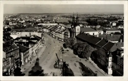 Ak Hradec Králové Königgrätz Stadt, Stadtansicht, Straßenansicht, Bäume, Gebäude, Menschen