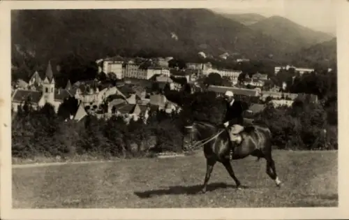 Ak Teplice Teplitz Region Aussig, Reiter auf einem Pferd, Stadtansicht im Hintergrund, Berge im H