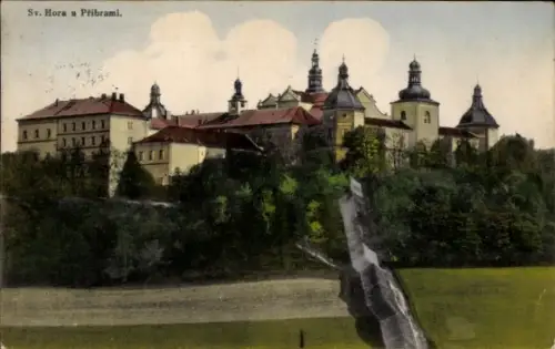 Ak Příbram Pibrans Mittelböhmen, Blick auf Kloster, grüne Wiesen, Bäume, Himmel mit Wolken