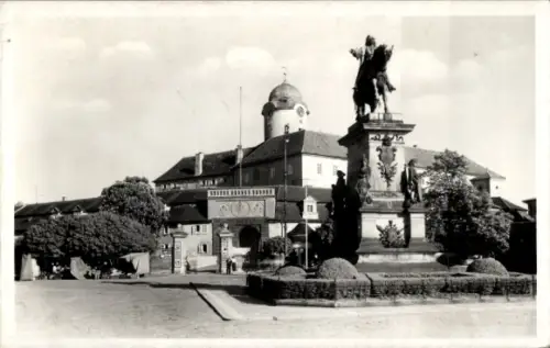 Ak Lázně Poděbrady Bad Podiebrad Region Mittelböhmen, Denkmal, Statue, Bäume, Gebäude,  aus Lázně