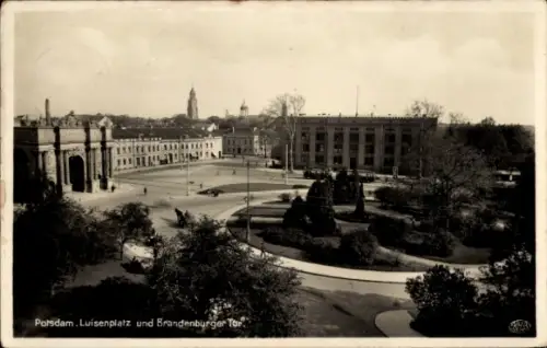 Ak Potsdam Sanssouci,  Luisenplatz, Brandenburger Tor,  Ansicht