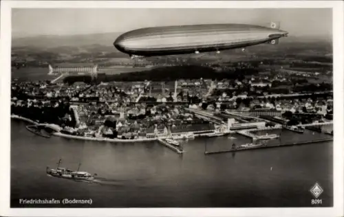 Ak Friedrichshafen am Bodensee, Luftschiff über Friedrichshafen, Bodensee, Hafenansicht, Schiffe