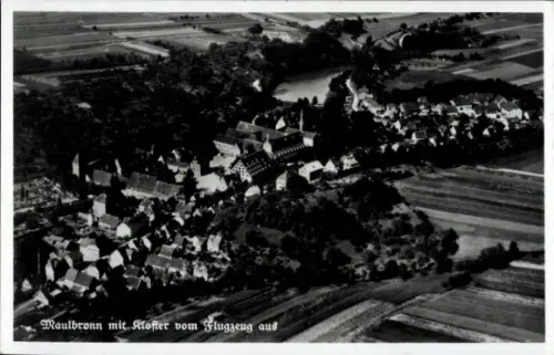 Ak Maulbronn im Schwarzwald, Luftaufnahme von  Kloster sichtbar, Schwarz-Weiß-Fotografie