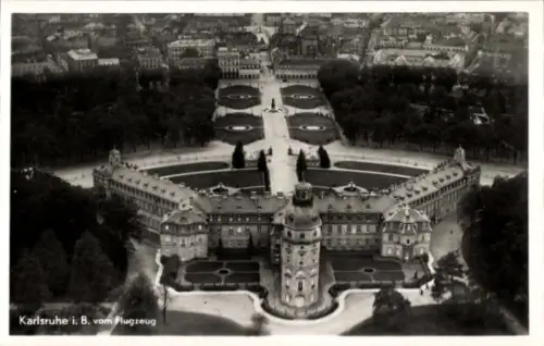 Ak Karlsruhe in Baden, Luftaufnahme von  Schloss, Gärten, Stadtansicht