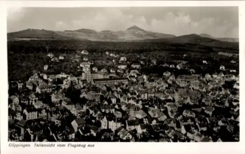 Ak Göppingen in Württemberg,  Teilansicht vom Flugzeug aus, viele Dächer, Landschaft im Hintergru