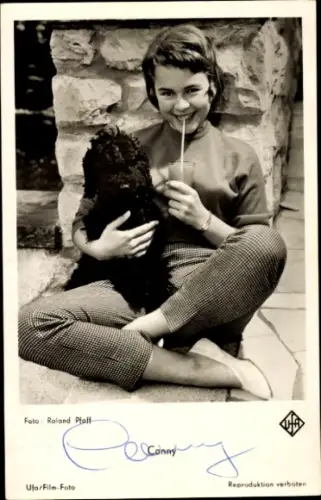 Ak Schauspielerin und Sängerin Cornelia Froboess, Conny, Portrait mit Pudel