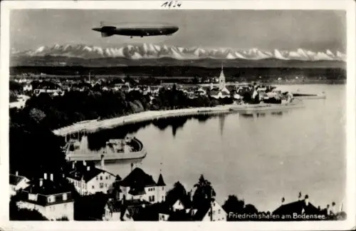 Ak Friedrichshafen am Bodensee, Zeppelin über der Stadt, Kirchturm