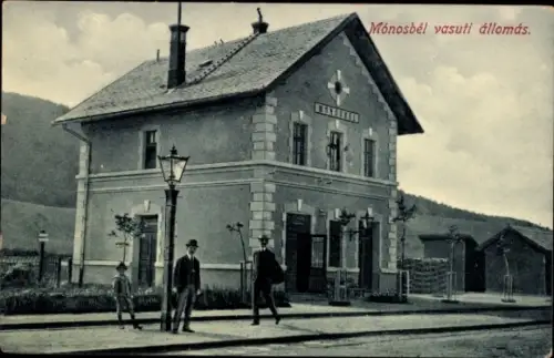 Ak Mónosbél Heves Ungarn, Hauptbahnhof, Straßenansicht