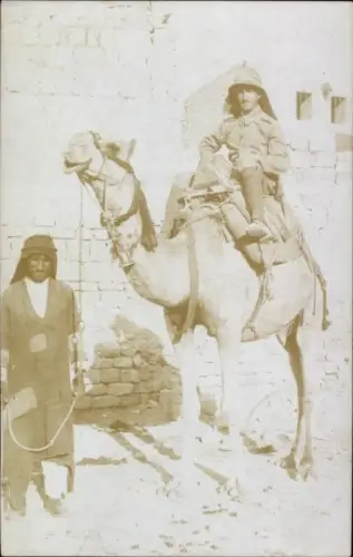 Foto Ak Mann auf Kamel reitend