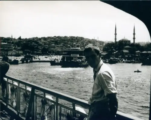 Foto Konstantinopel Istanbul Türkei?, Mann-Porträt, Moschee im Hintergrund