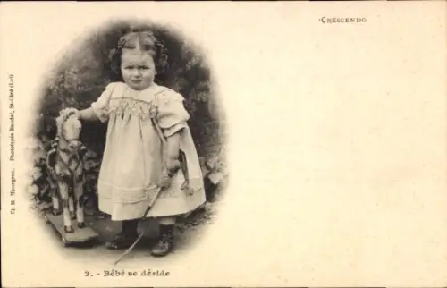 Ak Kinderportrait, kleines Mädchen mit Spielzeugpferd auf Rädern