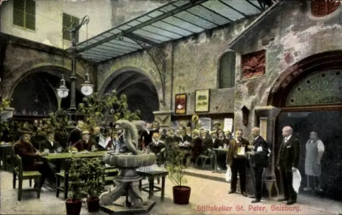 Ak Salzburg in Österreich, Stiftskeller St. Peter, Gastraum, Kellner