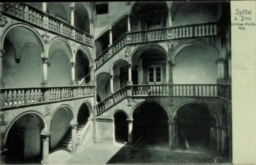 Ak Spittal an der Drau Kärnten, Spittal a. Drau, Schloss Portial, Innenhof, Treppen, Bögen