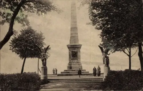 Ak Bad Harzburg am Harz, Bismarck-Denkmal, Obelisk, Engel, Personen