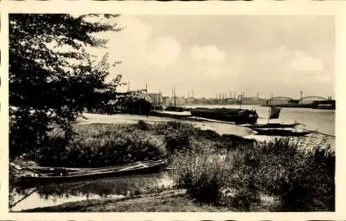 Ak Riesa an der Elbe Sachsen, Flusslandschaft, Boote, Industrieanlagen, Riesa a. d. Elbe