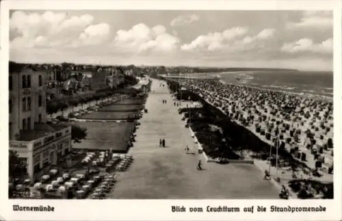 Ak Ostseebad Warnemünde Rostock,  Blick vom Leuchtturm, Strandpromenade, Strandkörbe