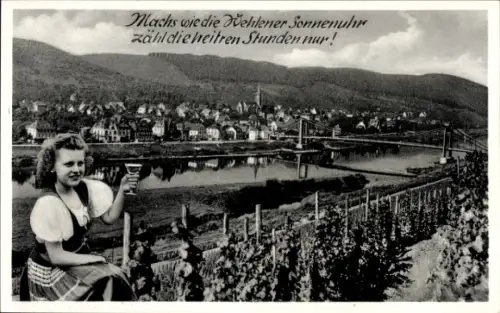 Ak Wehlen an der Elbe Sächsische Schweiz, Frau mit Glas, Weinberge, Fluss, Stadtansicht, Berge im