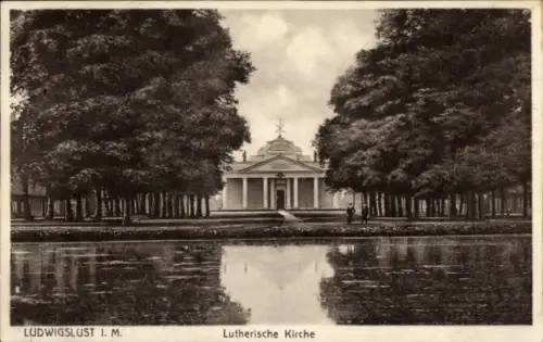 Ak Ludwigslust in Mecklenburg, Lutherische Kirche,  Bäume, Wasser, 