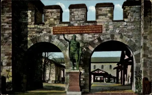 Ak Saalburg Bad Homburg vor der Höhe Hessen, Römerkastell Kastell Saalburg, Statue, Mauer, Inschr