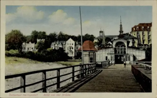 Ak Ostseebad Heringsdorf auf Usedom, Ostseebad  Blick von der Brücke, Holzsteg, Gebäude im Hinter