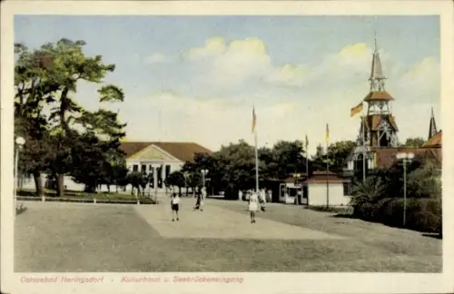 Ak Ostseebad Heringsdorf auf Usedom, Ostseebad  Kulturhaus, Seebrückeneingang, Menschen auf der S