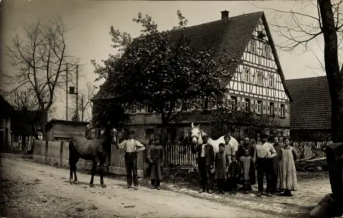 Foto Ak Großaltdorf Vellberg in Württemberg, Fachwerkhaus, Anwohner mit Pferden