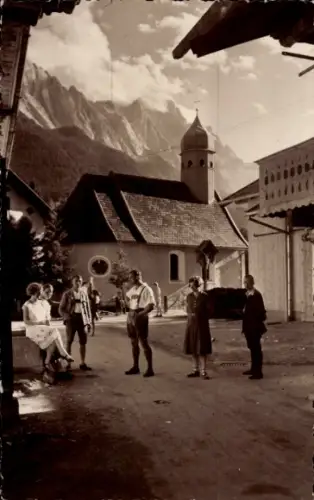 Foto Ak Obergrainau Grainau in Oberbayern, Anwohner vor Kirche