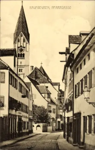 Ak Kaufbeuren an der Wertach in Schwaben,  Pfarrgasse, Straße mit Häusern und Kirchturm