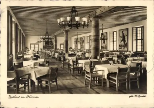 Ak Prien am Chiemsee Oberbayern, Rasthaus am  großer Gastraum, Tischdecken, Stühle, Gemälde