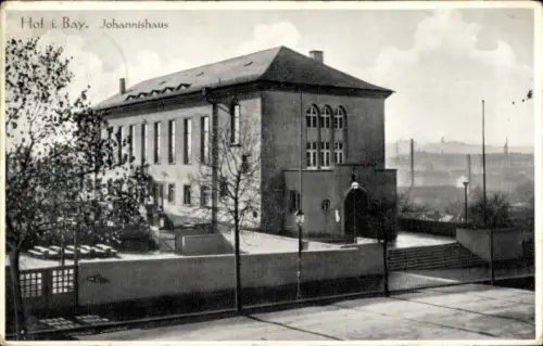 Ak Hof an der Saale Oberfranken Bayern, Johannishaus,  Bäume, Straße, 