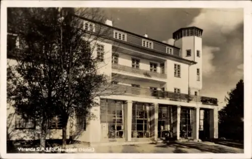 Ak Neustadt in Holstein, Veranda S.A.S.E.S.  Gebäude mit Terrasse, Bäume im Vordergrund