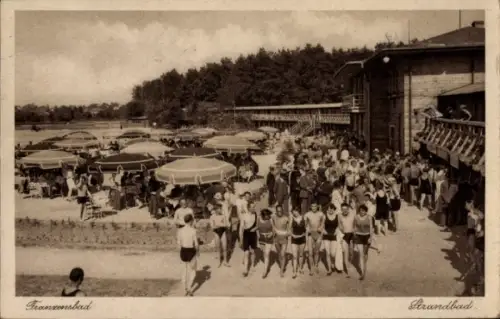 Ak Františkovy Lázně Franzensbad Region Karlsbad,  Strandbad, Schwimmer, Sonnenschirme, Menschenm